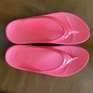 Oofos recovery flip flop